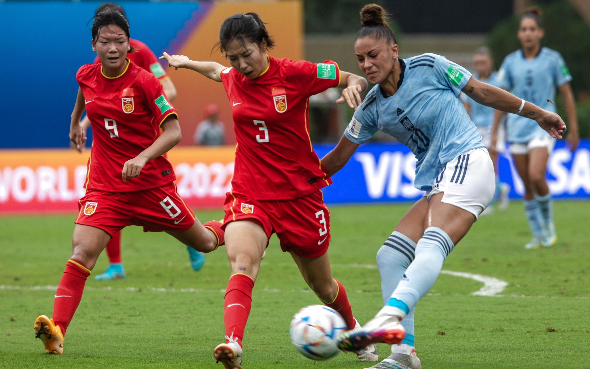 世界女足比赛中，强队表现神勇，取得连胜