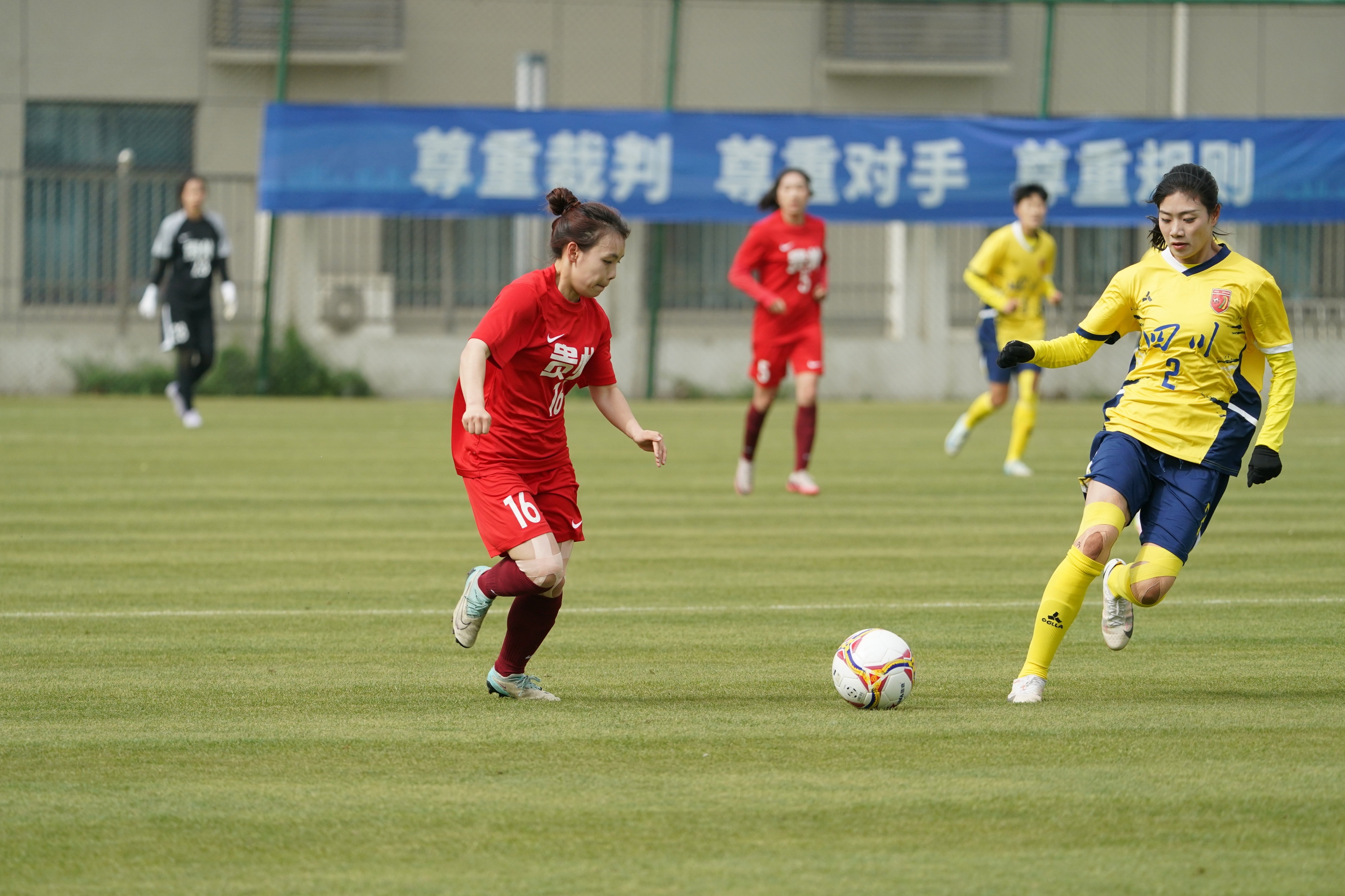 新一轮女子足球赛事带来惊喜