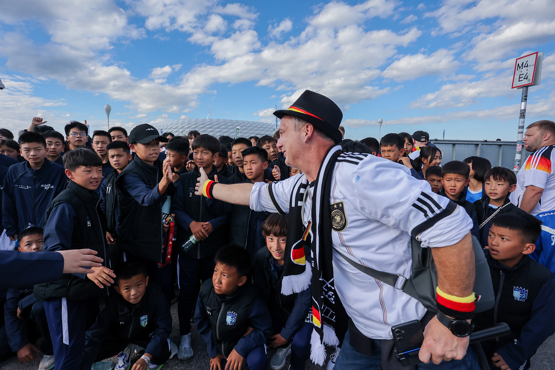 国家队备战,欧洲杯精彩赛事引发球迷热情支持 国家队备战,欧洲杯精彩赛事引发球迷热情支持