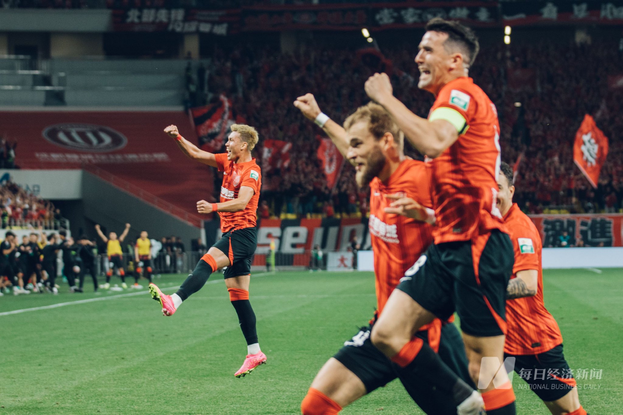 1xBit体育官方-精彩激烈的争夺，球队在赛场上奋勇拼搏