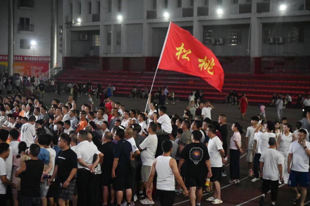 精彩激烈的争夺，球队在赛场上奋勇拼搏