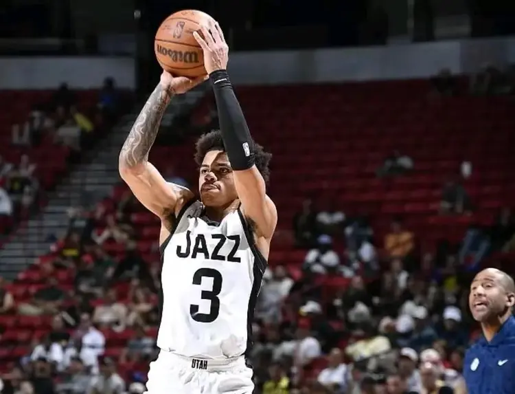 包含爵士队控卫因伤缺席比赛球队被逼做出调整的词条