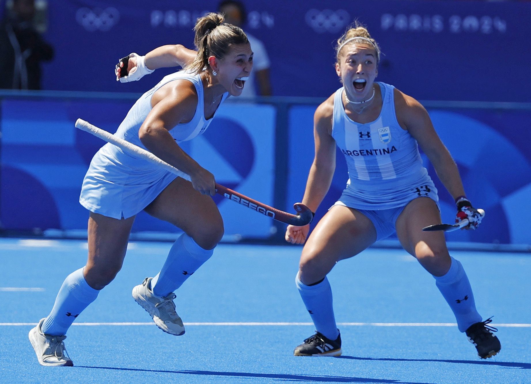 美洲女足比赛呈现出顶级竞技，球队战术纷纷得体