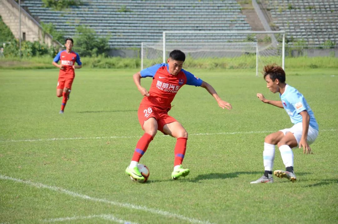 包含阿尔科里孔客场战平，争取重返甲级联赛的词条