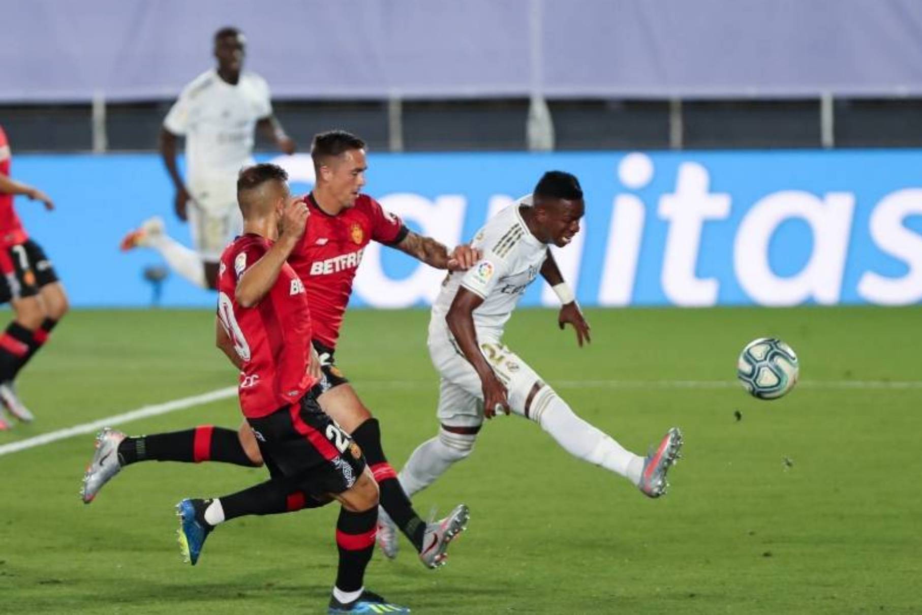 1xBit体育培训-塞维利亚击败巴塞罗那，登上西甲积分榜首位的简单介绍