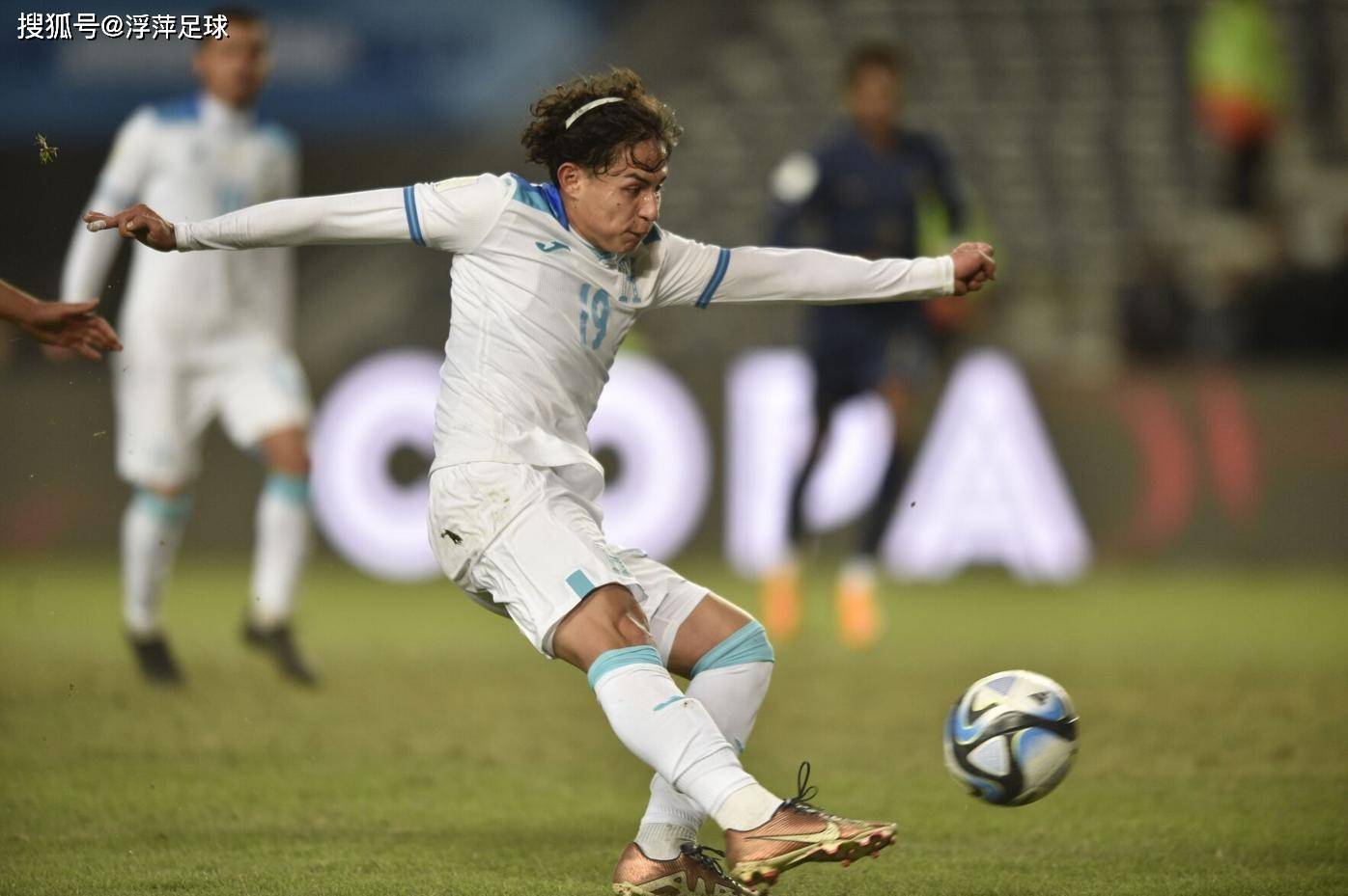 路棋亚队在足球比赛中展现出色的表现 路棋亚队在足球比赛中展现出色的表现